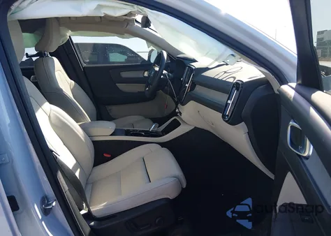 2025 Volvo Xc40 B5 Plus Dark Theme z USA, uszkodzony, nr VIN YV4L12UC5S2537901